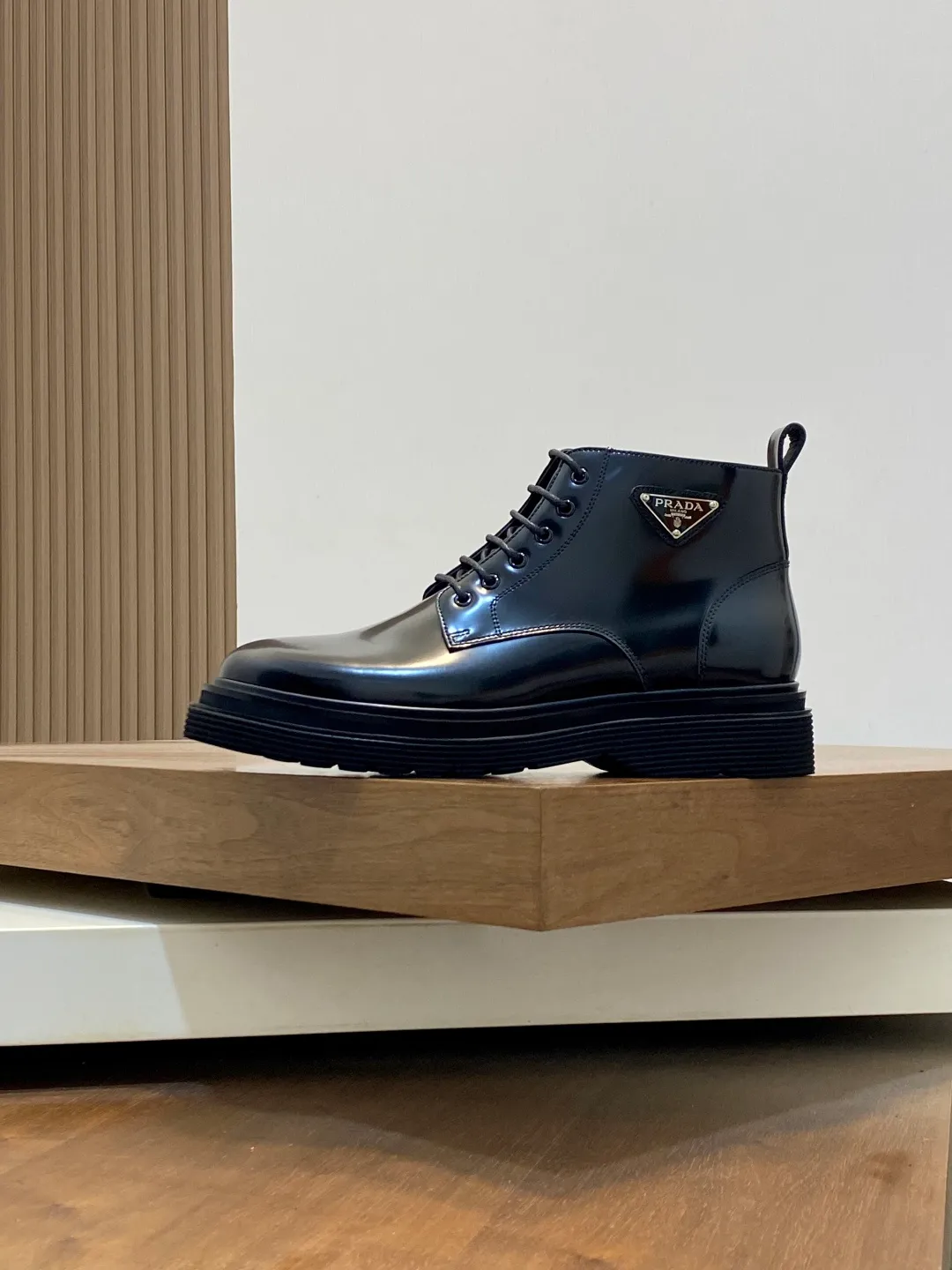 Men's men's shoes💰900 Prada/Prada Thick-soled formal wear shipped, same style at the counter, top-quality goods produced in Dongguan, those who know the goods should hurry up and start! New men's casual leather shoes, imported calfskin, shiny and translucent leather, uniform leather holes, fine texture, splicing and sewing technology, soft, comfortable and wrinkle-free, elegant Derby shoe shape, thickened and heavy-duty made, high-quality products that kill all currencies in the market, standard gold-label cowhide feet, calfskin lining, thickened rubber sole, durable and wear-resistant, ultra-light material, extremely comfortable for the upper foot, smooth surface, splicing lines, two styles to choose from, complete packaging! Size: 39-40-41-42-43-44 (45 customized) leather shoes